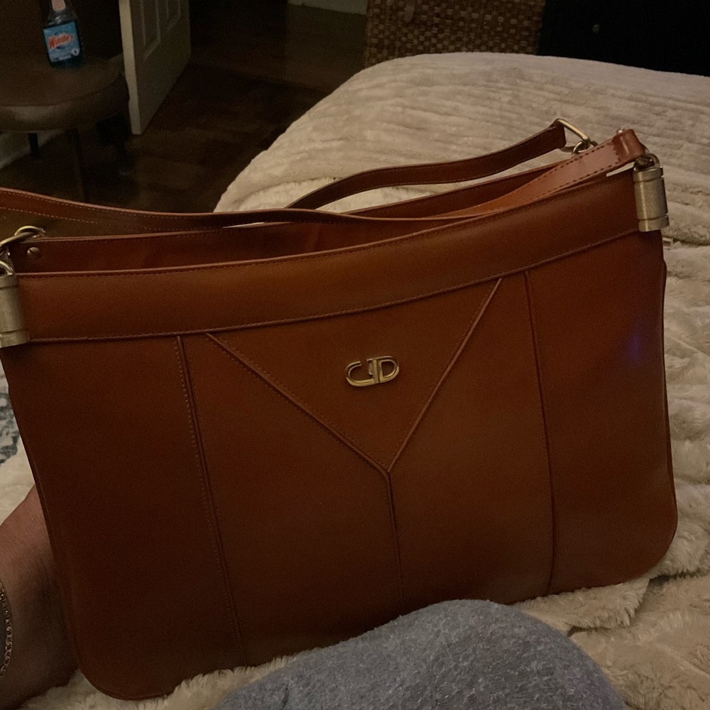 CD medium 9 x12 leather purse, straps 24 in. Never used, 3 separate pockets
